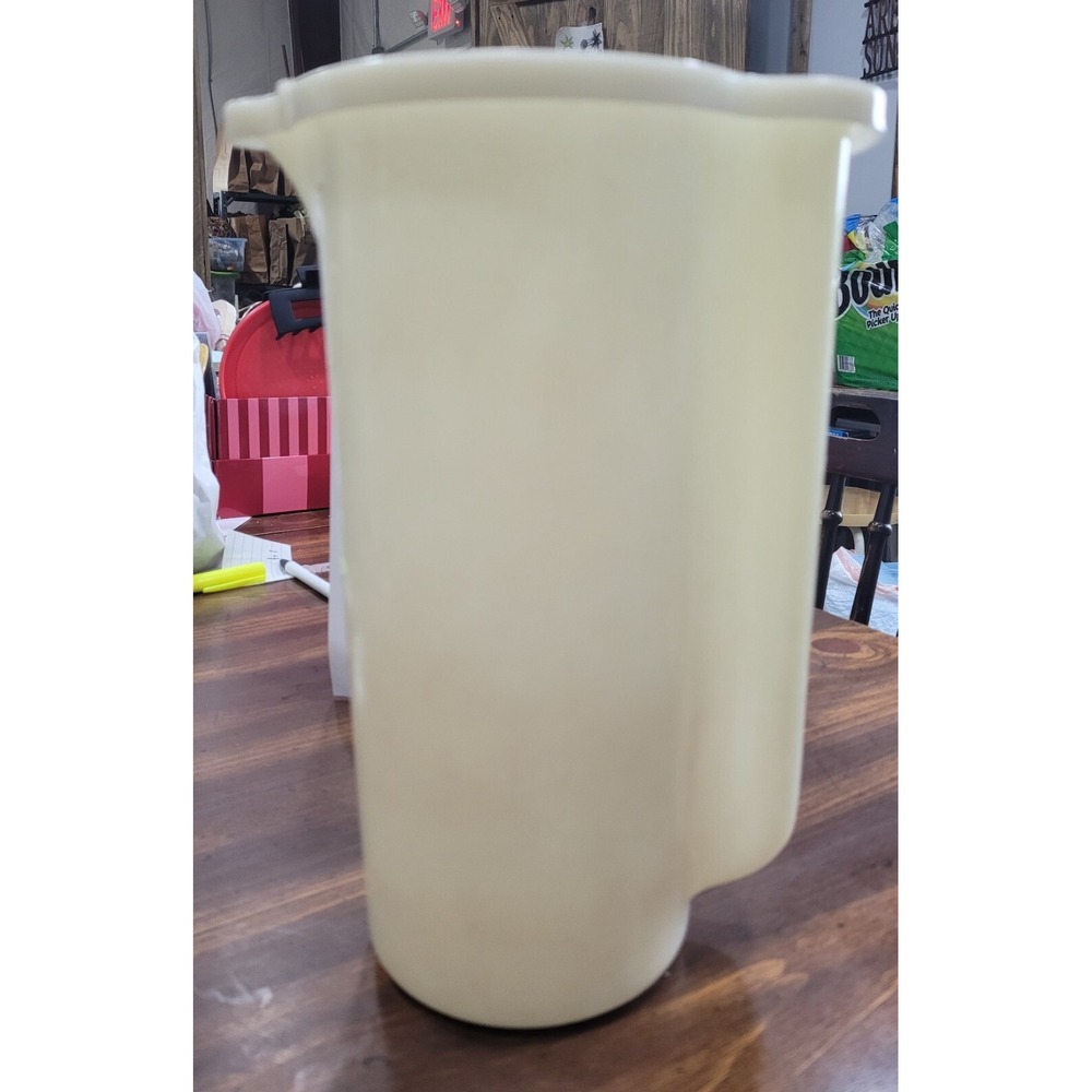 Vintage Tupperware 2 Quart Drink Pitcher 129-1   with lid)